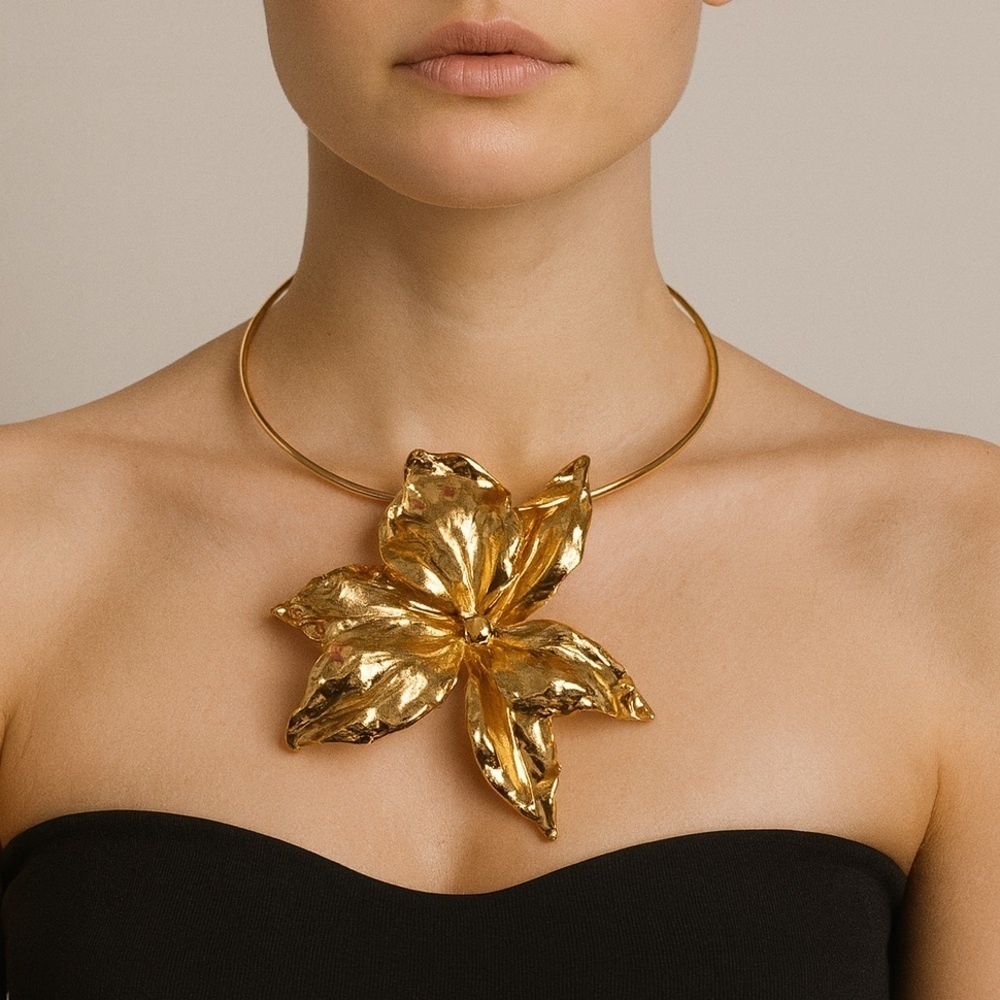 Leslie Gold Floral Necklace